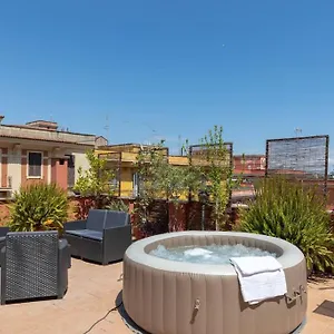 Penthouse With Jacuzzi On Private Terrace In Trastevere Apartment